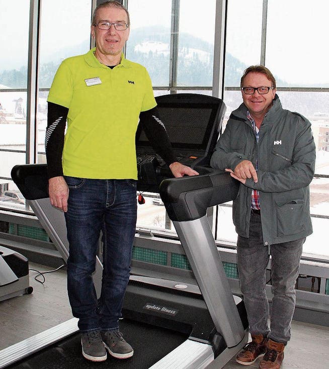 Rolf Fauser, Fitness- und Bewegungstrainer (links), und Peter Tindl, Expansionsleiter Update Fitness, am neuen Standort im Wattwiler «Glaspalast». (Bild: Martina Signer)