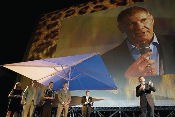 Hollywood in Locarno: Harrison Ford, Festivaldirektor Olivier Père, Daniel Craig, Olivia Wilde und Regisseur Jon Favreau (von rechts). (Bild: ky/Jean-Christophe Bott)