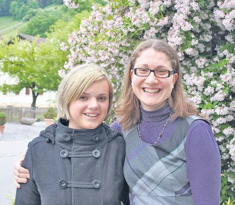 Erfolgreiches Tandem hat Grund zur Freude: Donika Thaqi (links) mit Mentorin Alexandra Maria Lucia Baumgartner. (Bild: Andrea Plüss)