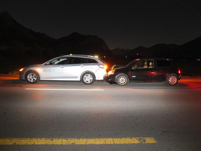 Zu spät gebremst: Der 19-jährige Unfallverursacher prallte mit seinem schwarzen Wagen frontal ins Taxi. (Bild: Kapo SG)