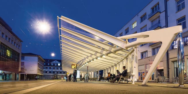 Die Buswartehalle wurde in den 1990er-Jahren nach Plänen von Santiago Calatrava konstruiert und auf dem Bohl aufgestellt. Sie prägt das Bild des Stadtzentrums. (Bild: Hanspeter Schiess)