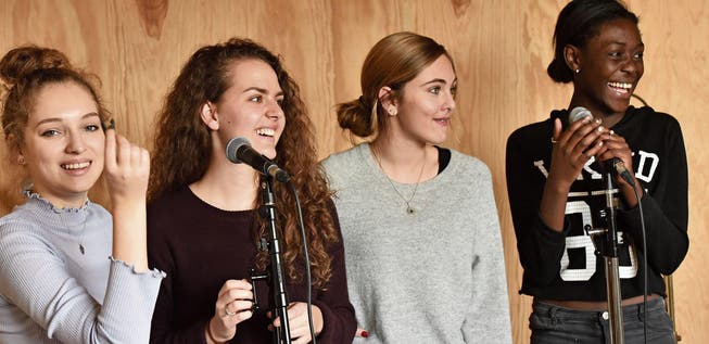 Alena Tschümperlin, Amber Sieber, Arina Bertényi und Emilia S. Lulendo (von links) feilten auf dem St. Anton an ihren Song. (Bild: Willi Keller)