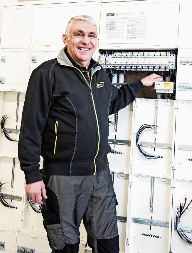 Seit 50 Jahren ist Bruno Hengartner als Elektriker bei der gleichen Firma tätig. Die Technik hat sich allerdings massiv verändert seit 1968. (Bild: Sabrina Stübi)