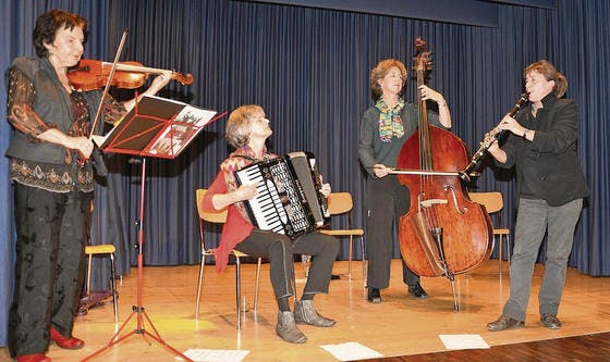 Die Foolish Freylach Klezmerband präsentierte ihr reiches und vielseitiges Repertoire an jiddischer Musik. (Bild: Andrea Plüss)