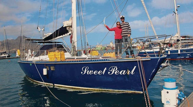 Das Paar auf ihrem Schiff nach geglückter Weltumrundung. Als Siegeszeichen hält Sandra Frank spasseshalber einen Säbel in die Luft. (Bilder: pd)