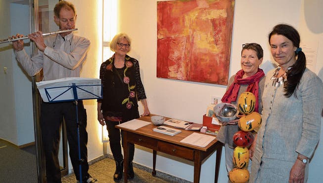 Musiker Christoph Ammann, Künstlerin Elisa Richle neben einem ihrer Bilder, Ursula Schneitter mit einer Raku-Schale und Rita Galliker vom «Sunnehus»-Team (von links). (Bild: Adi Lippuner)