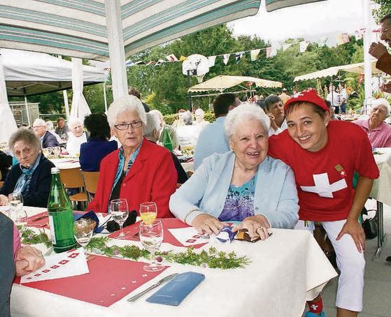 Im Altersheim Feldhof feiern die Pensionärinnen und Pensionäre den 1. August jeweils traditionell mit einem Festgottesdienst und viel Musik. An diesem Feiertag nehmen jeweils auch viele Besucher teil. (Bild: Rösli Zeller)
