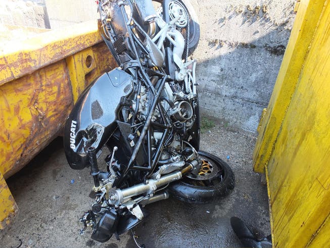 Das Motorrad vom Unfall in Kaltbrunn. (Bild: Kapo SG)