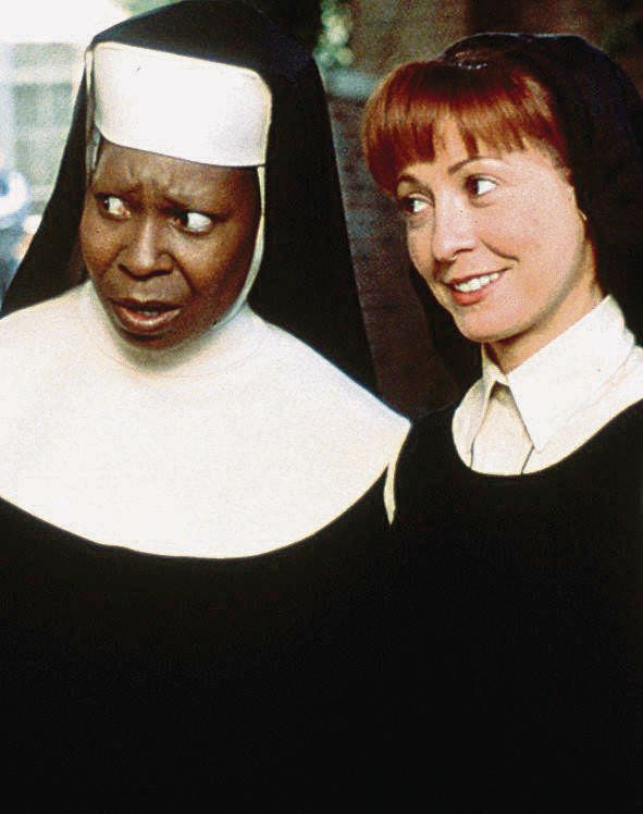 Whoopi Goldberg (links) in ihrer Rolle als Sängerin und Schwester Mary Clarence im Klassiker «Sister Act» aus dem Jahr 1992. (Bild: pd)