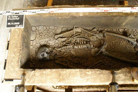 Sarkophag nach der Öffnung. Das Skelett blieb während 1350 ungestört im Sarg, eingebettet in Sediment, die sich gebildet haben. (Bild: Amt für Archäologie)