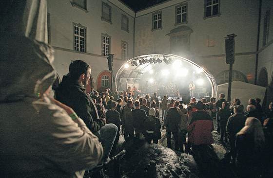 Nach der Grossleinwand die Live-Bühne: Das Kulturfestival ist sowohl Public Viewing, als auch Konzertveranstaltung. (Archivbild: Hanspeter Schiess)