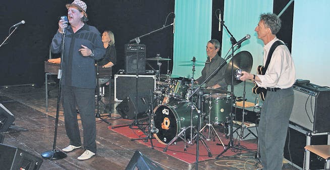 Wortakrobat Endo Anaconda unterhielt sein Publikum mit musikalischen Eindrücken aus 25 Jahren Stiller Has. (Bild: Damian Zellweger)