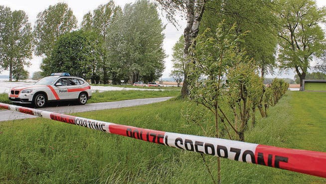 Gestern Mittag sperrte die Kantonspolizei Thurgau den Fundort der Frauenleiche zum zweitenmal grossräumig ab. (Bild: Maya Mussilier)