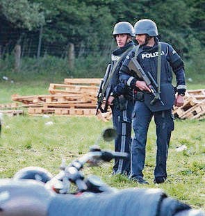 Polizisten auf dem Gelände. (Bild: ky/Ronald Vlach)