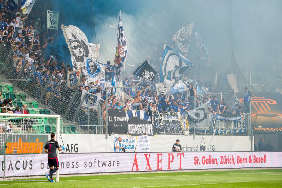 In blau-weissen Rauch gehüllt: Die Fans des FC Luzern. (Bild: Urs Bucher)