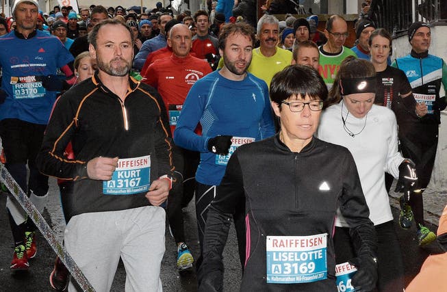 Der Start des Halbmarathons in der Wiler Altstadt ist erfolgt. 1,38 Stunden später wird Liselotte Gähwiler (3169) aus Lütisburg die Ziellinie in der Frauenfelder Innenstadt überschreiten. (Bilder: Beat Lanzendorfer)