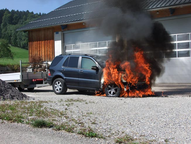 In Dietschwil ist ein Auto in Brand geraten. (Bild: kapo sg)