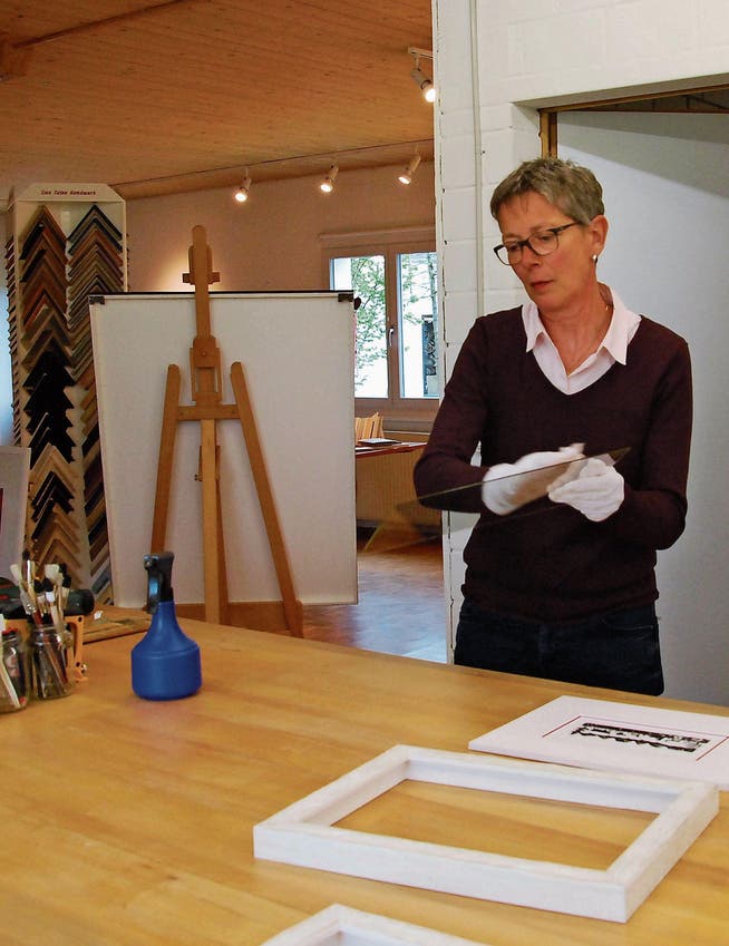 Daniela Schönenberger stellt in ihrem Geschäft aus verschiedenen Materialien Bilderrahmen her. (Bild: Chiara Weber)
