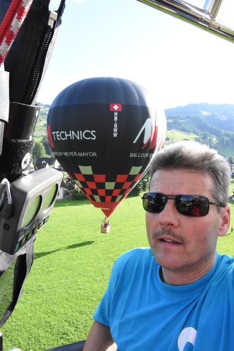 Heissluftballonpilot Kurt Frieden lässt den Ballon abheben. (Bild: Urs M. Hemm)