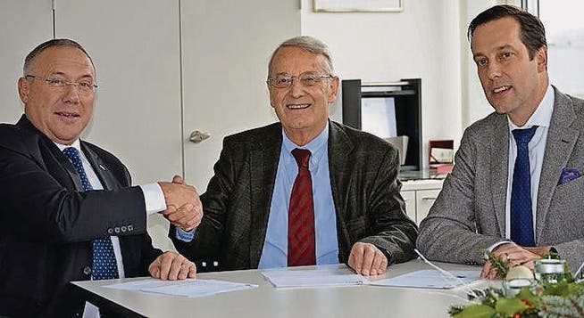 Micarna-Chef Albert Baumann mit Verwaltungsratspräsident Johann Schär und Geschäftsführer Christian Schär (von links). (Bild: Micarna)