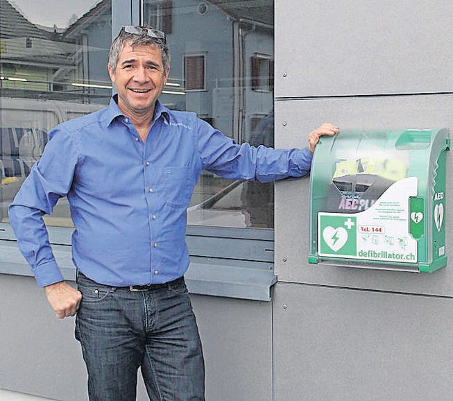 Peter Oberhänsli präsentiert den neuen Defibrillator. (Bild: Martina Signer)