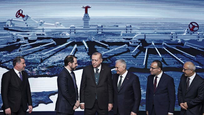 Präsident Recep Tayyip Erdogan (3. v. l.) bei der Präsentation eines Projekts für eine neue Gaspipeline. (Bild: Gokhan Balci/Getty (Ankara, 20. März 2018))