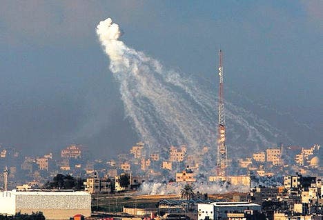 Eine Rauchbombe explodiert über dem nördlichen Gaza-Streifen.