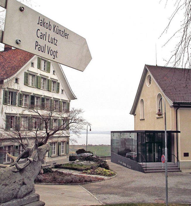 Der Appenzeller Friedensweg ist markiert &ndash; am Walzenhauser Kirchplatz zum Beispiel wird auf die Humanisten Carl Lutz, Jakob Künzler und Paul Vogt hin­gewiesen. (Bild: Peter Eggenberger)