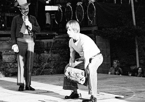 1975 im «Circus Pic-o-Pello»: Direktor Heinz Müller moderiert eine Zirkusnummer. (Archivbild: Regina Kühne)