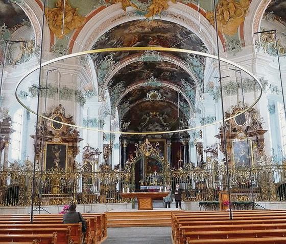 Der geplante Goldreif über dem Altar in der Kathedrale. (Bild: Visualisierung: pd)