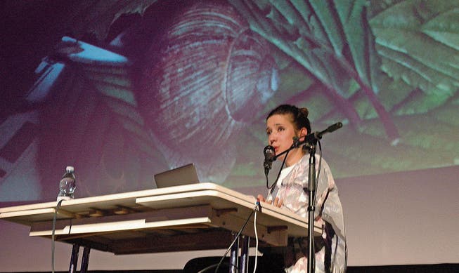 Gülsha Adilji zeigt dem Uzwiler Publikum «ihre Schnägg». (Bild: Gianni Amstutz)