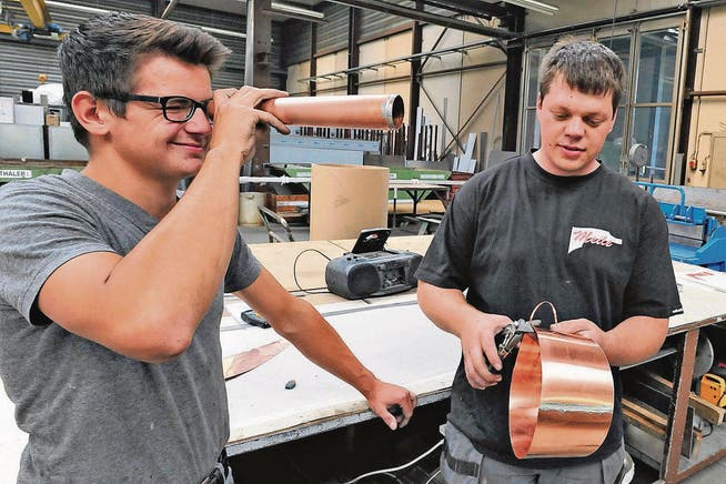 Nando Mattle und Rolf Gschwend während der Anfertigung des Werkstücks der Meile Metallbau.