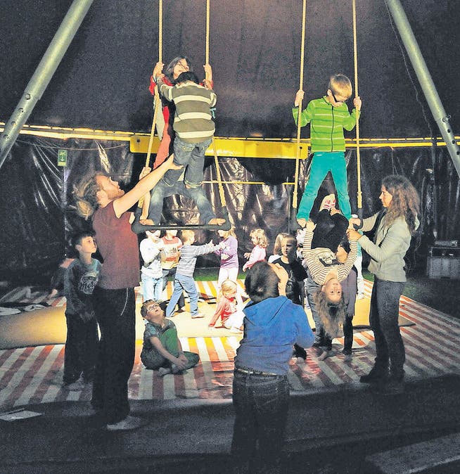 Wie echte Zirkusartisten: Altstätter Kinder studieren eine Trapeznummer ein. (Bild: Max Tinner)