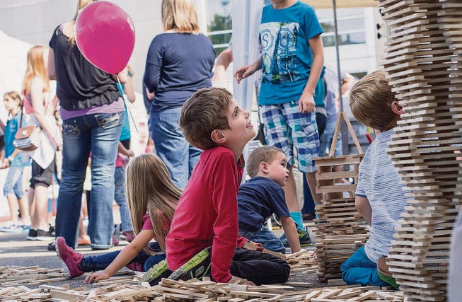 Eine Ausstellung, an der sich Jung und Alt aktiv beteiligen können, das soll die GGA16 werden. Im Bild ein Posten am Dorffest 2014 in Engelburg. (Bild: Hanspeter Schiess)