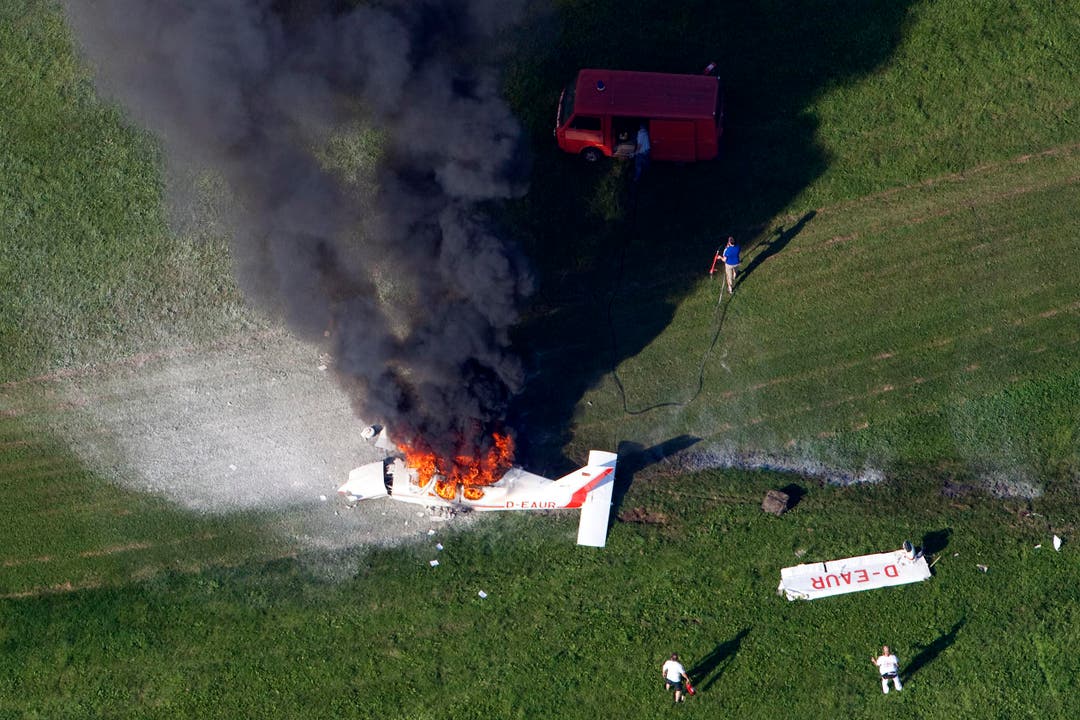 Das vollgetankte Flugzeug brannte nach dem Aufprall vollständig aus. (Bild: Achim Mende)