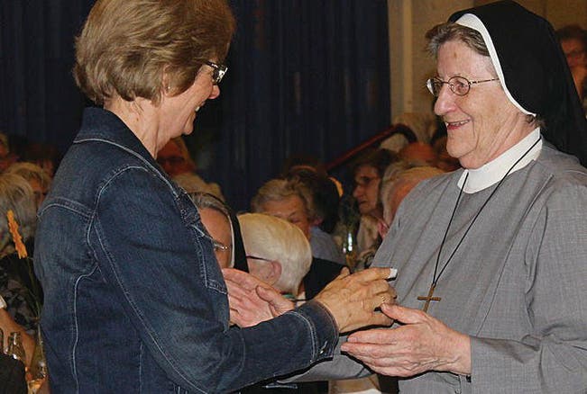 Schwester Sigberta wird von ihren Arbeitskolleginnen verabschiedet. (Bild: Manuela Bruhin)