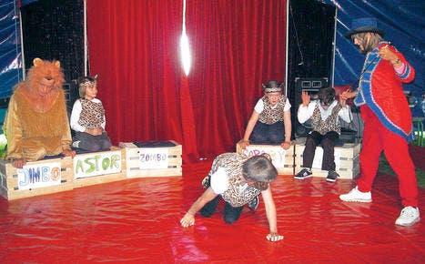 Die Raubtiere und die Dompteurin begeisterten mit ihrer Zirkusnummer das Publikum. (Bild: pd)