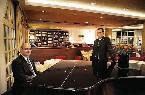 Gediegene Pianobar wie man sie nur noch selten sieht: Chef de Bar André Frey und Pianist Mario. (Bild: mhu)