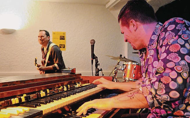 Er streichelt und liebkost sie, langt aber meistens tüchtig zu: Raphael Wressnig auf seiner 57jährigen Hammond B3. (Bild: Michael Hug)