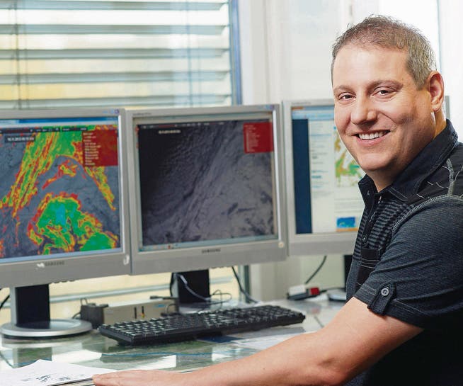 Meteorologe und Meteo-Radiomoderator Jürg Zogg am Arbeitsplatz im Studio von Schweizer Radio und Fernsehen SRF in Zürich. (Bild: SRF/Oscar Alessio)