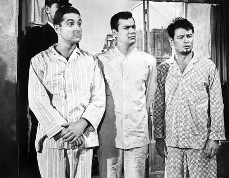 Der Pyjama-Klassiker aus vergangenen Zeiten: Marty Ingles, Tony Curtis und Larry Storch im Film «Wild and wonderful» (1963). (Bild: Cinetext)