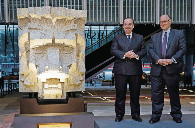 HSBC-Chef Stuart Gulliver (links) und Präsident Douglas Flint neben einer Löwenskulptur am HSBC-Ableger in Hongkong. (Bild: ap/Kin Cheung)