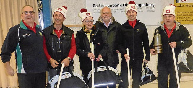 Das Siegerteam Wildhaus mit Fredy Bischof (Sponsor), Bruno Anderhalden, Yvonne Stutz, Stefan Litscher (Spielleiter), Ivo Stäger und Karl Meier (von links). (Bild: pd)
