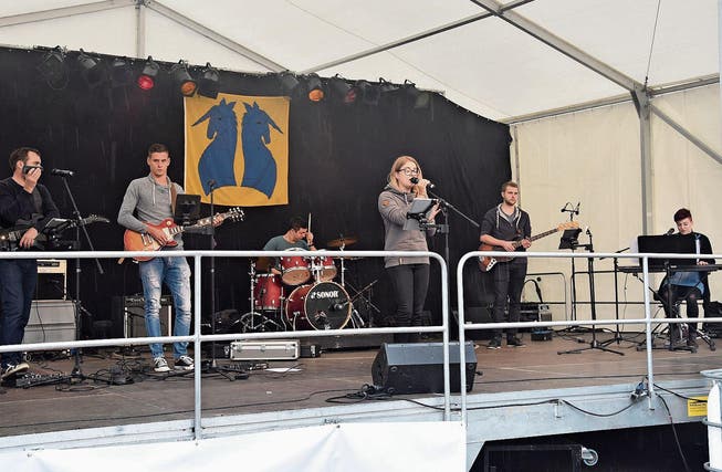Auf der grossen Bühne, wo im Hintergrund das Wattwiler Wappen prangte, gab es am vergangenen Wochenende verschiedene musikalische Darbietungen.
