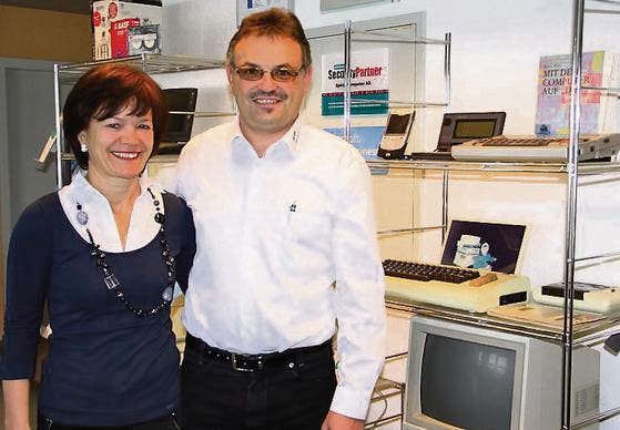 Urs und Brigitta Spirig haben die ersten Computergeräte, mit denen sie gehandelt haben, im Geschäft (beim Empfang) ausgestellt. (Bild: ste)