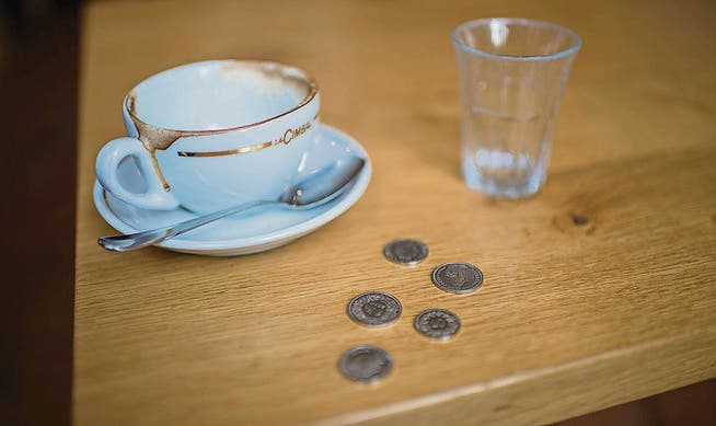 In der Innenstadt trinkt man den Café Crème vielerorts zu 4.30 Franken. Das soll in nächster Zeit auch so bleiben. (Bild: Luca Linder)