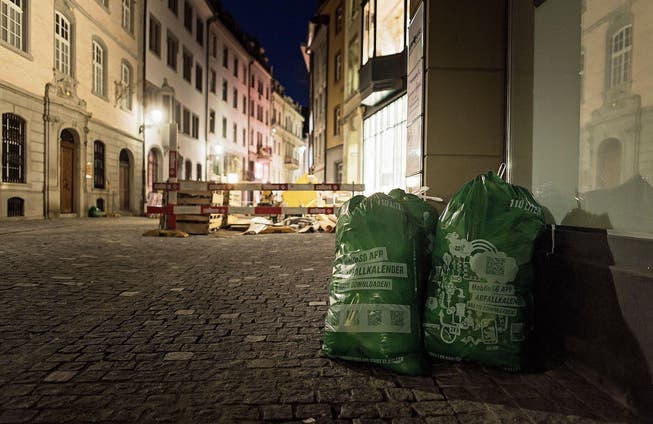 Vielerorts stehen die Abfallsäcke, wie hier in der Hinterlauben, bereits am Vorabend des Abfuhrtags vor den Eingängen. (Bild: Michel Canonica)