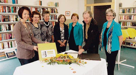 Die Mitarbeiterinnen der Bibliothek sowie der Gemeindepräsident Othmar Gerschwiler blättern in den neuen Rezeptbüchern. (Bild: bo)