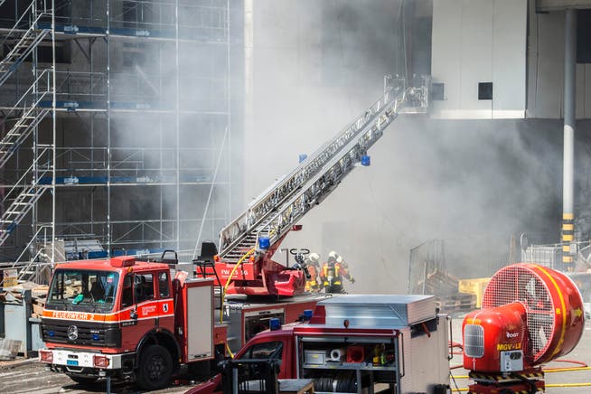 Im Kehricht-Heizkraftwerk im Sittertobel brannte es nach einer heftigen Explosion. (Bild: Urs Bucher)