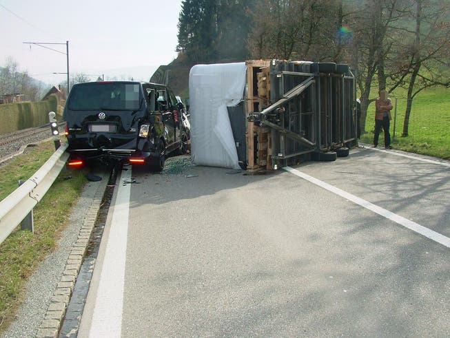 An den Fahrzeugen und am Ladegut entstand ein Sachschaden von mehreren zehntausend Franken. (Bild: Kapo SG)